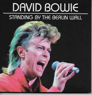 david-bowie-standing-by-the-berlin-wall